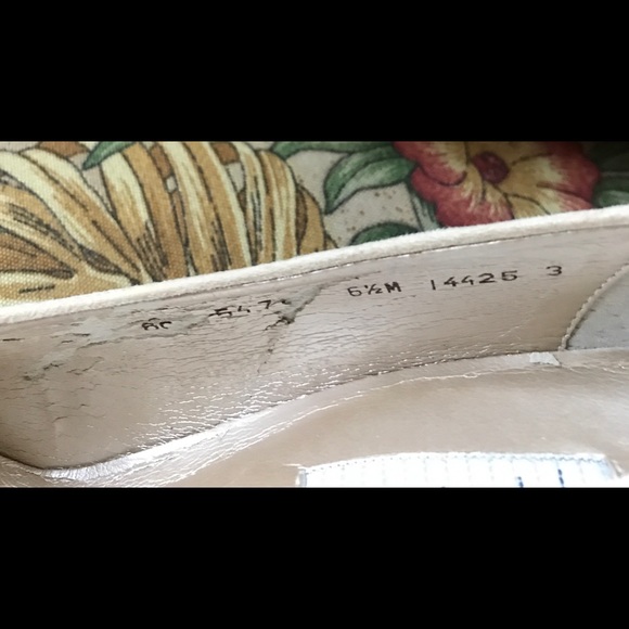 Cream colored suede pumps leather upper - Picture 8 of 11